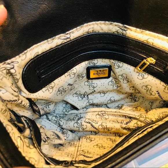 Guess women’s Shoulder Bag.  black.  Gold studs  Chain Strap - Picture 9 of 12
